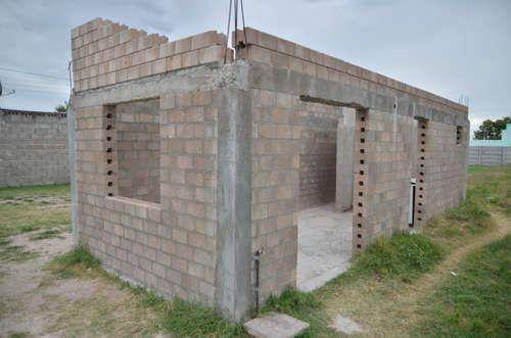 "QUIERO QUE ME TERMINEN LA VIVIENDA PORQUE NO PUEDO SEGUIR EN ESTA PIEZA CON CUATRO CRIATURAS"