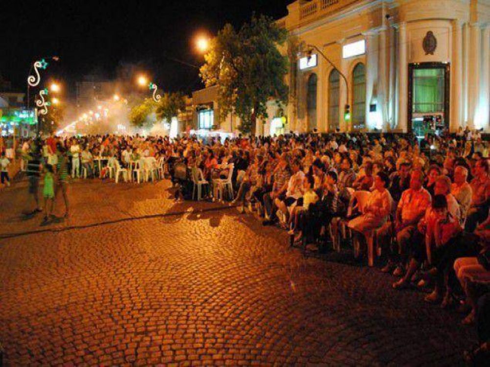 La peatonal despidi� enero a pura m�sica