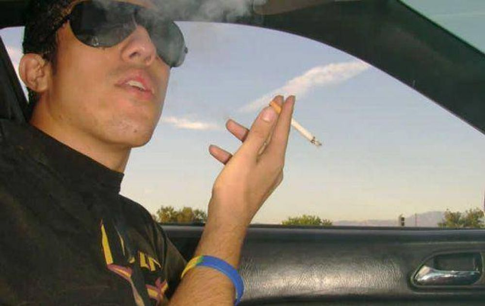Ya aplicaron la primera multa por fumar a un conductor
