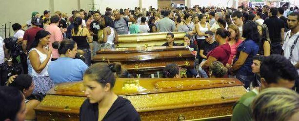 Dolor en entierro masivo de v�ctimas