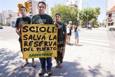 Los echaron del acto de la Fragata, pero lograron acercarse a Scioli