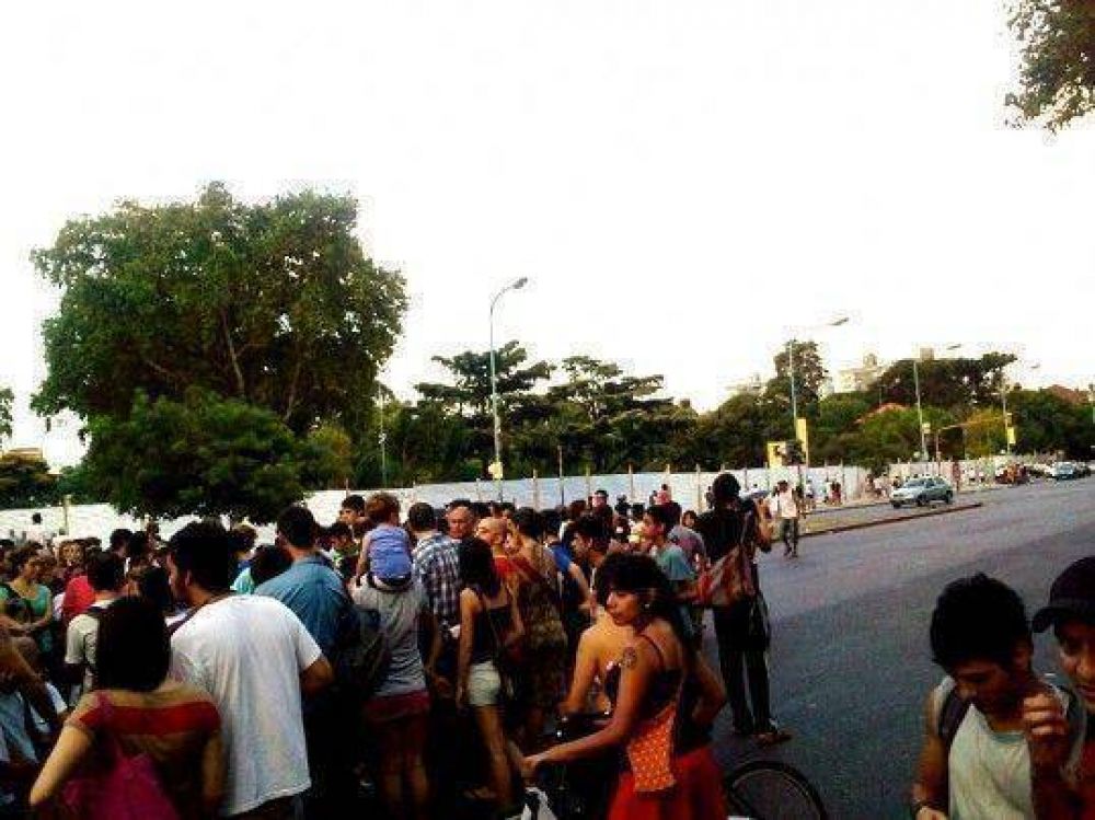 Contin�a la tensi�n en el Parque Centenario