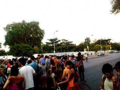 Contin�a la tensi�n en el Parque Centenario