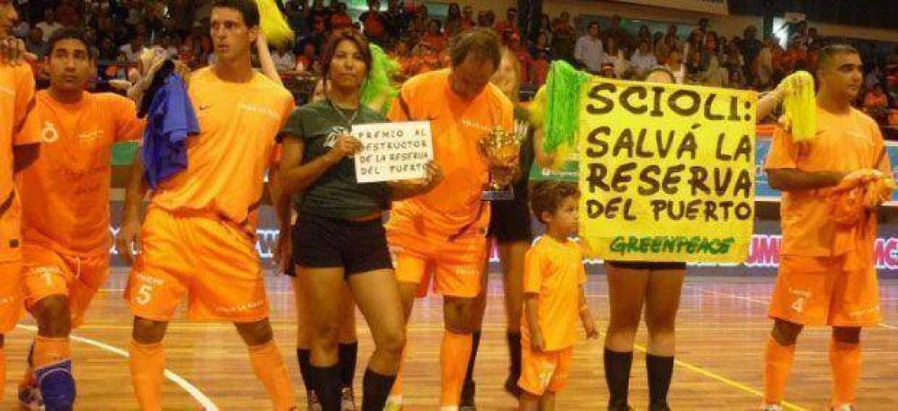 Scioli cedi� ante Greenpeace tras los escraches en la costa