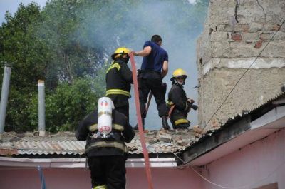 Principio de incendio sofocado por los bomberos en horas de la tarde