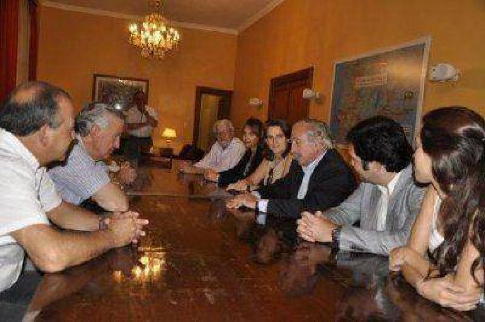 Funcionarios de Energ�a de la Naci�n, interesados en los paneles solares