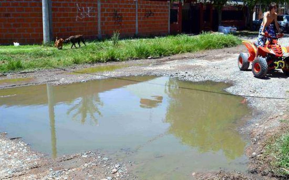 Vecinos del barrio Don Francisco reclamaron por cloacas rebalsadas y calles sin nombre