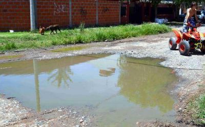 Vecinos del barrio Don Francisco reclamaron por cloacas rebalsadas y calles sin nombre