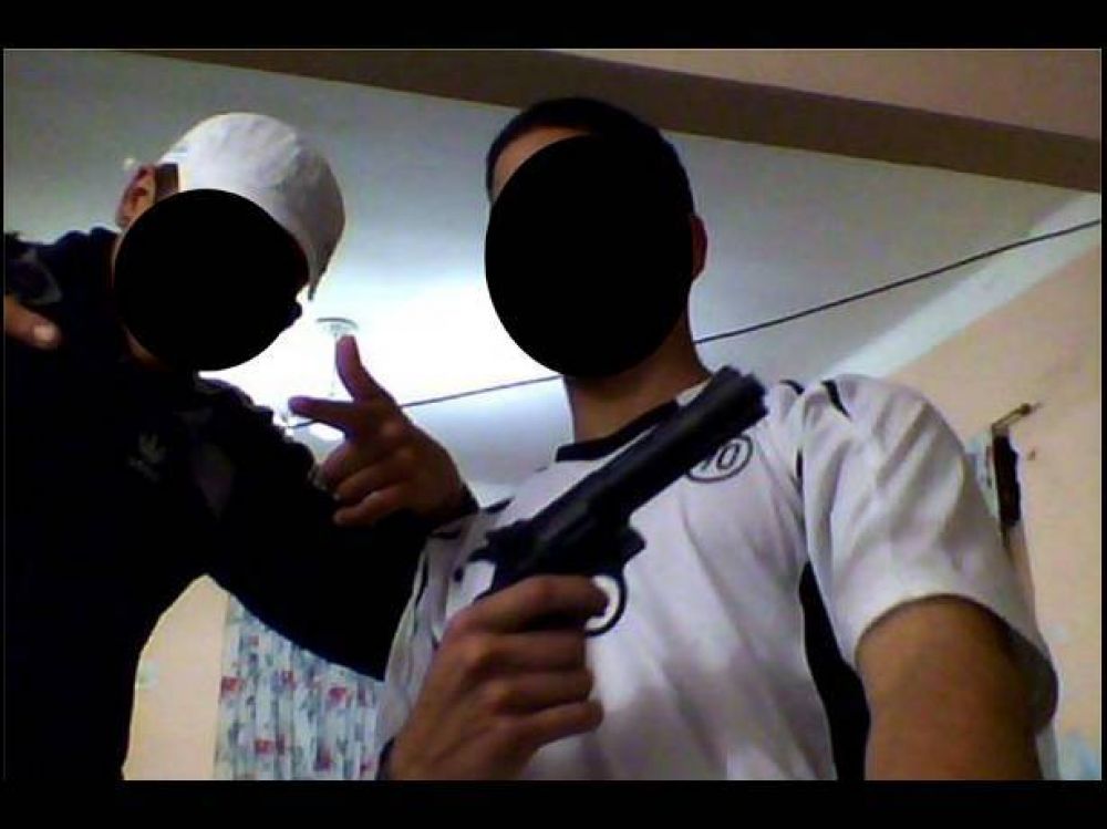 Diamante: Aseguran que roban y exhiben armas y dinero en Facebook