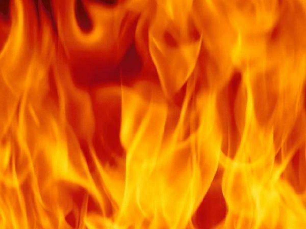 Bomberos sofocaron un incendio en un galp�n de V�ctor Tula y Mart�n de Loyola