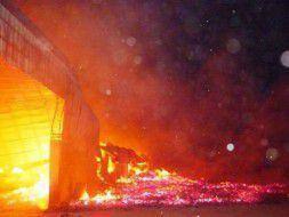 Incendio en papelera en San Pedro: M�s de 120 puestos de trabajo afectados