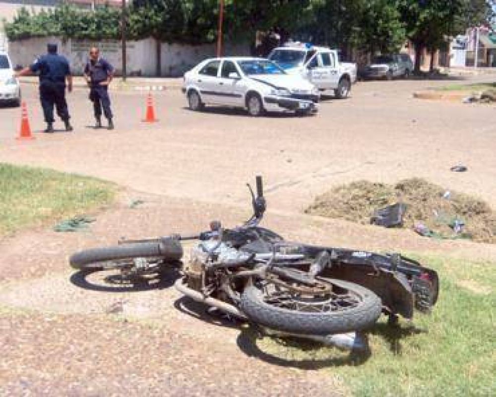 Un motociclista result� herido de consideraci�n en un choque