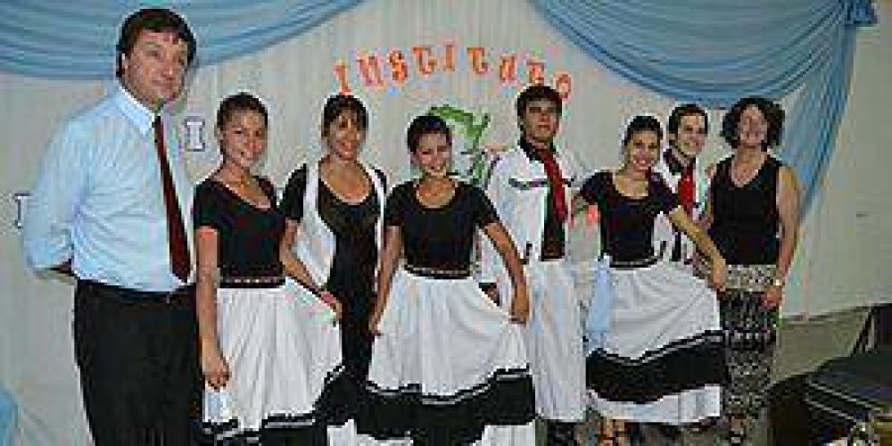 Primera promoci�n de profesores nacionales en danzas nativas
