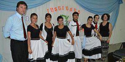 Primera promoci�n de profesores nacionales en danzas nativas