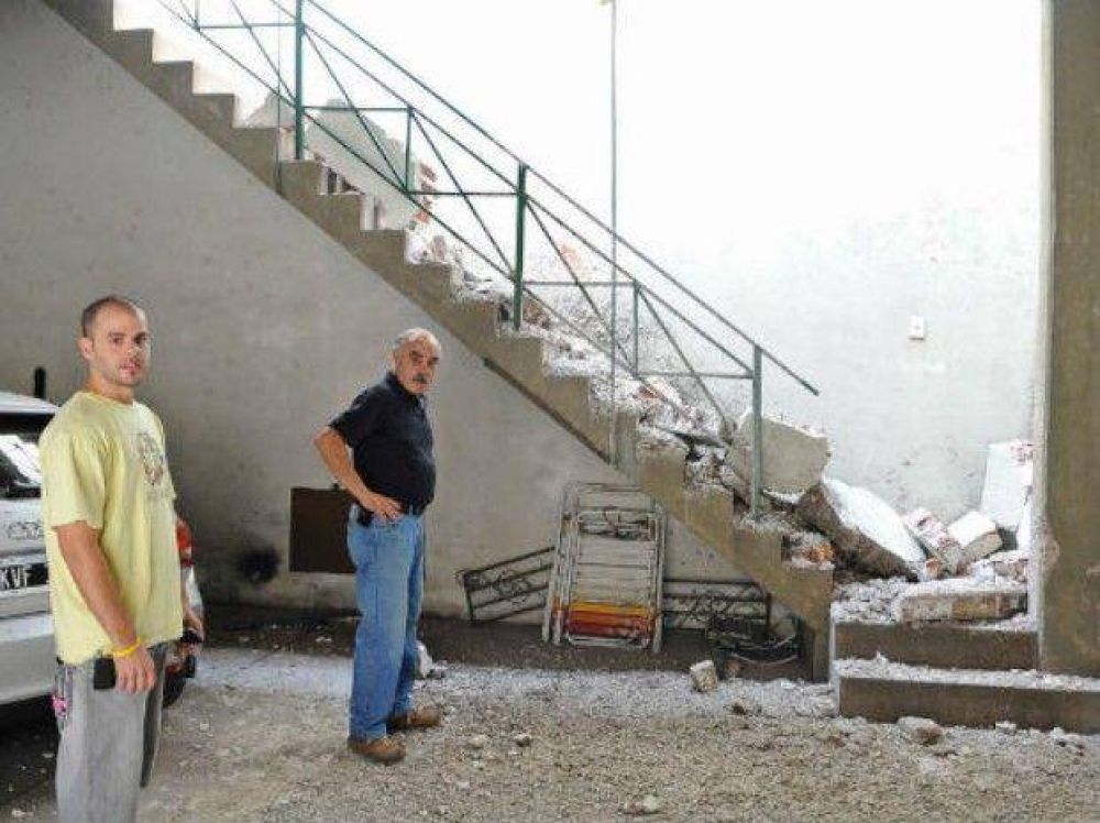 El muro de una obra cay� sobre un edificio y no hubo heridos de milagro