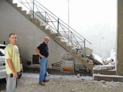 El muro de una obra cay� sobre un edificio y no hubo heridos de milagro