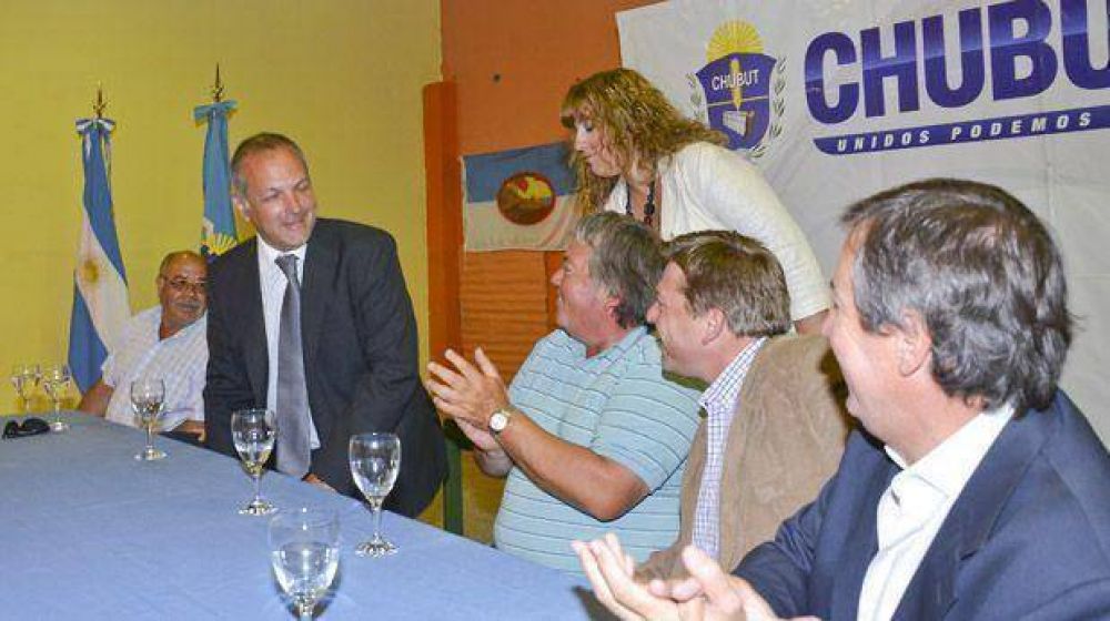 El gobernador presidi� actos por obras de fuerte impacto social en Comodoro