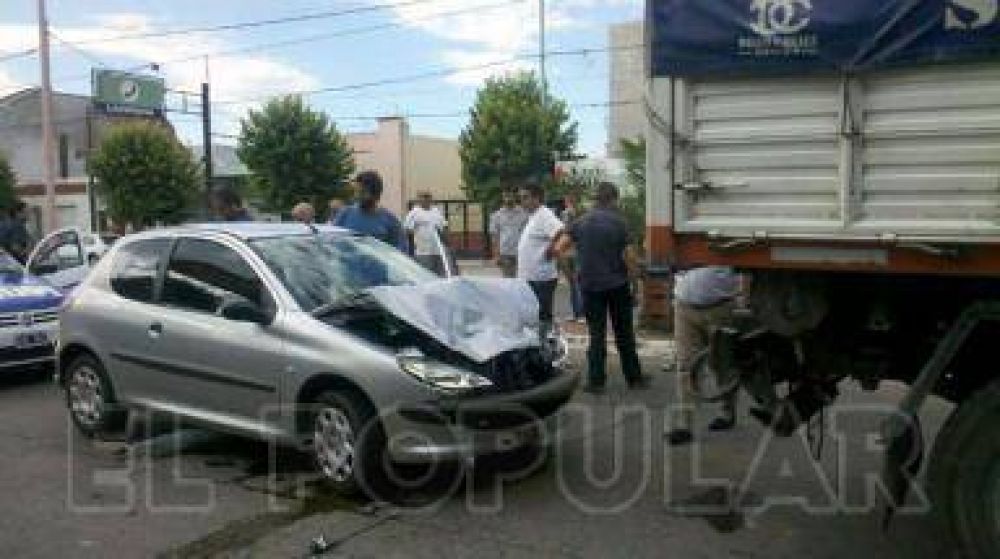 Fuerte choque entre un cami�n y un auto