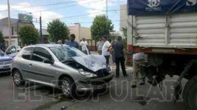 Fuerte choque entre un cami�n y un auto