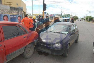 Conductora sin licencia choc� a dos autos estacionados