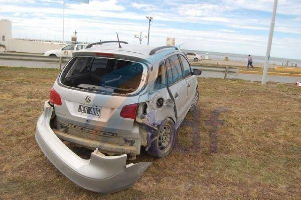 Mujer perdi� el control de su auto y choc� una columna