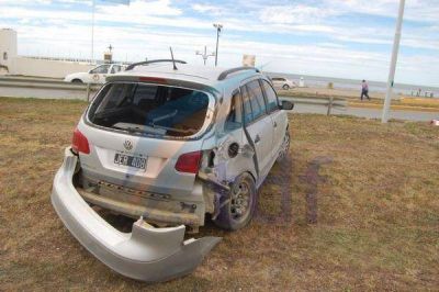 Mujer perdi� el control de su auto y choc� una columna