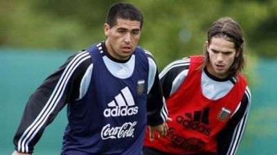 En Liniers suenan dos bombas: Gago �y Riquelme?