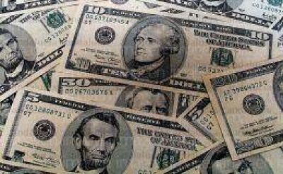Presionan grandes inversores y turistas al "blue": se acerc� a $ 8