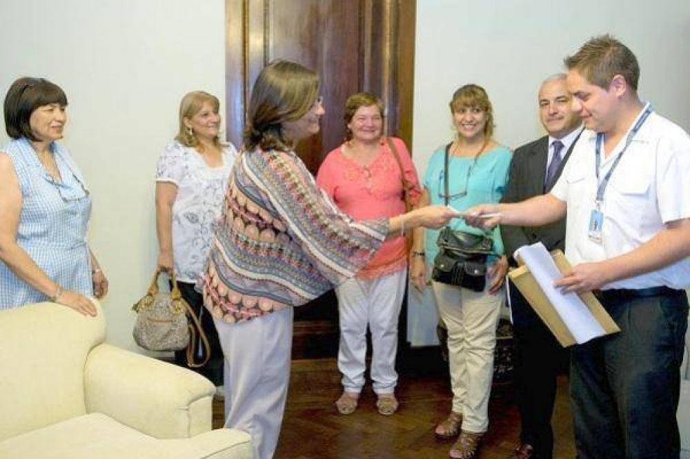 Aporte de Luc�a para que 45 chicos viajen a Chapadmalal