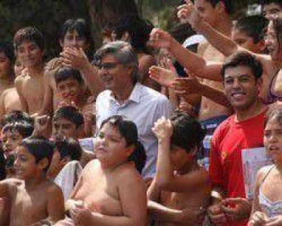 El Ministro Molina visit� las colonias de verano