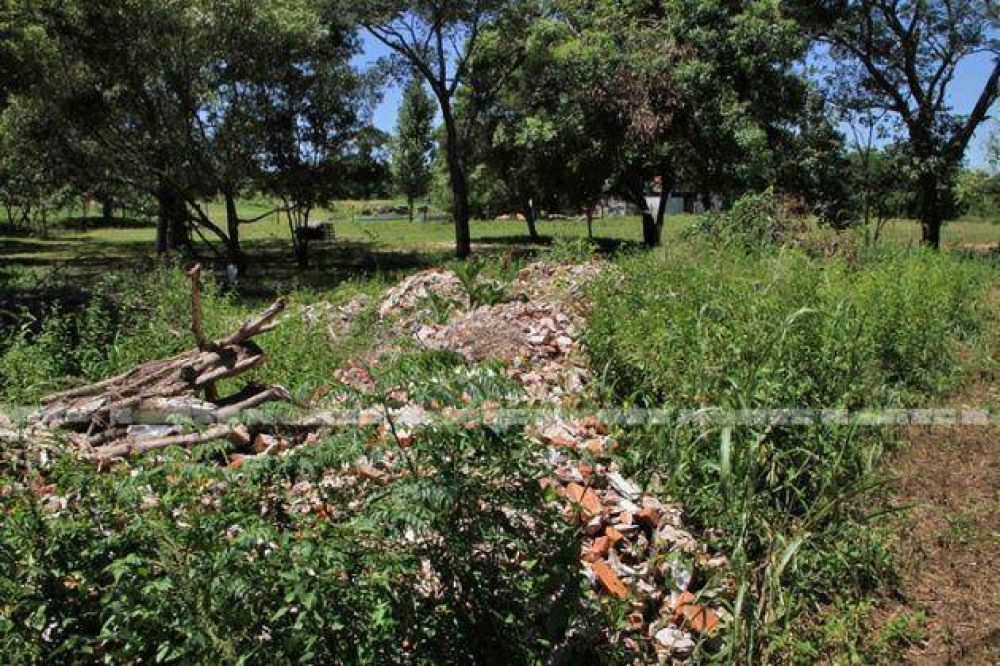 Vecinos de Villa Fabiana Sur reclaman por descarga de escombros y yuyales