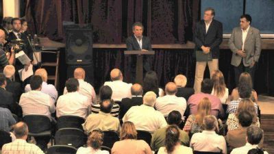 La Provincia entreg� aportes por 7,6 millones a escuelas y hospitales  