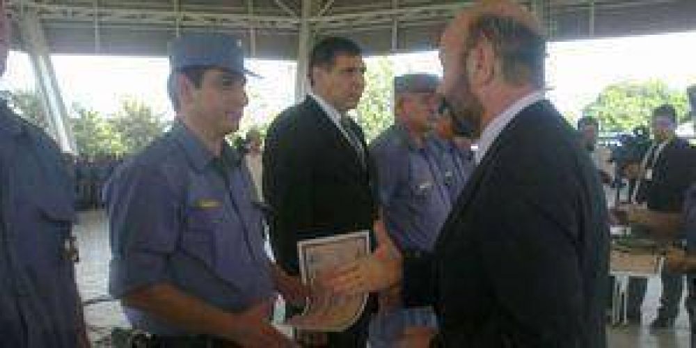 Polic�as ascendidos recibieron insignias