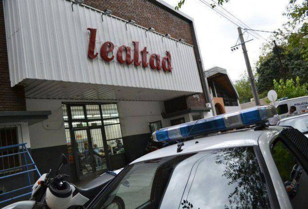 Alrededor de 40 personas saquearon un supermercado de la Sexta Secci�n