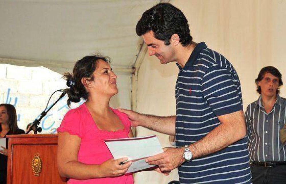 Urtubey hizo entrega de 284 escrituras a familias de la zona sudeste