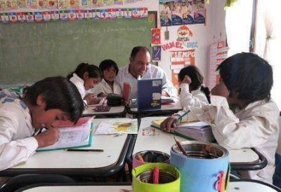 El ministro de Educaci�n relev� establecimientos educativos con r�gimen de verano