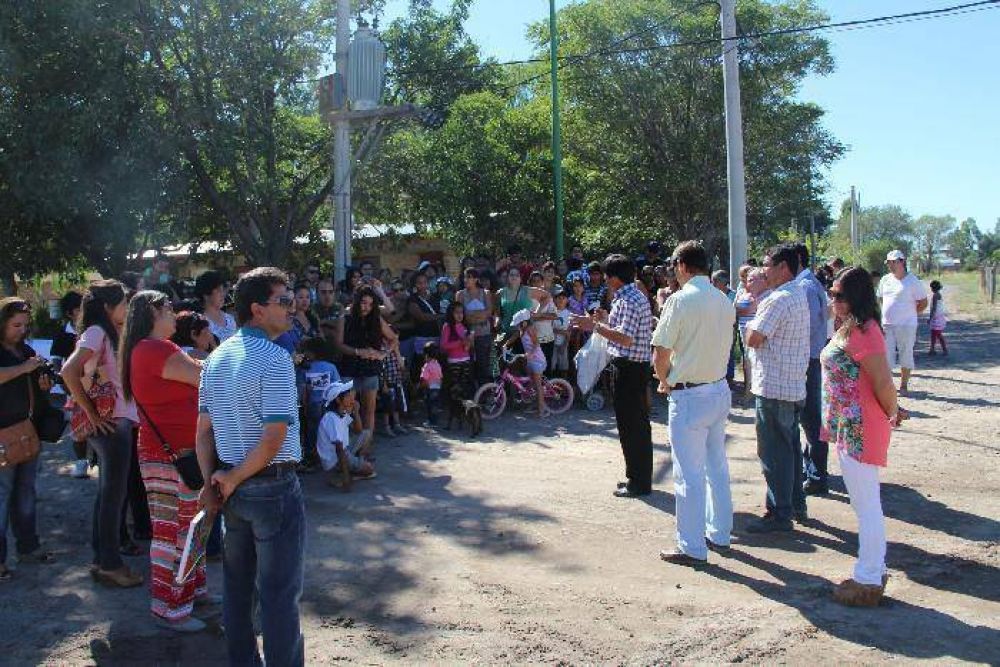 Darwin: entregaron plan de viviendas