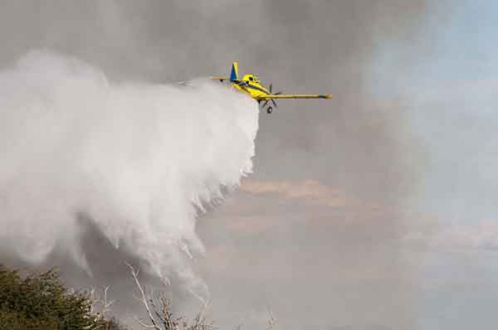 Controlan el incendio del Otto y se esfuerzan por extinguirlo