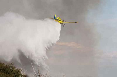 Controlan el incendio del Otto y se esfuerzan por extinguirlo