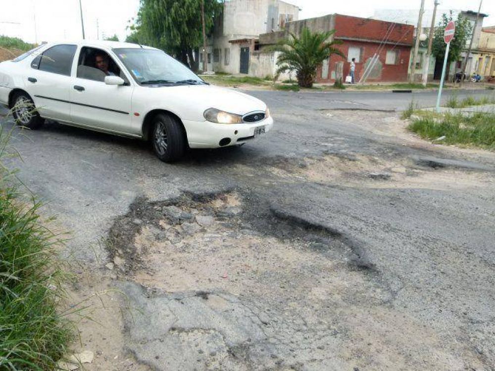 Los baches siguen generando problemas a los automovilistas