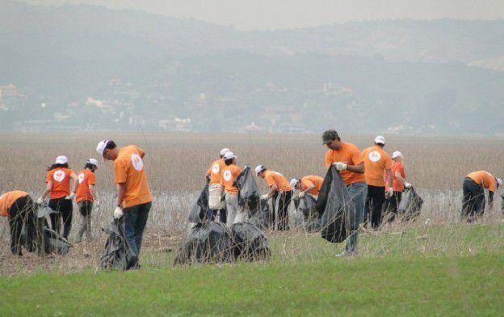 Aprovechan el feriado para limpiar el lago San Roque