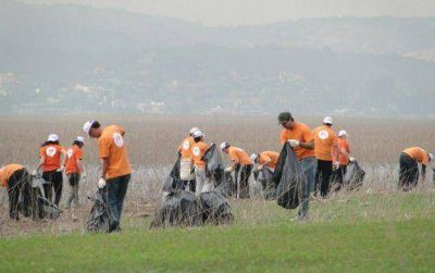 Aprovechan el feriado para limpiar el lago San Roque