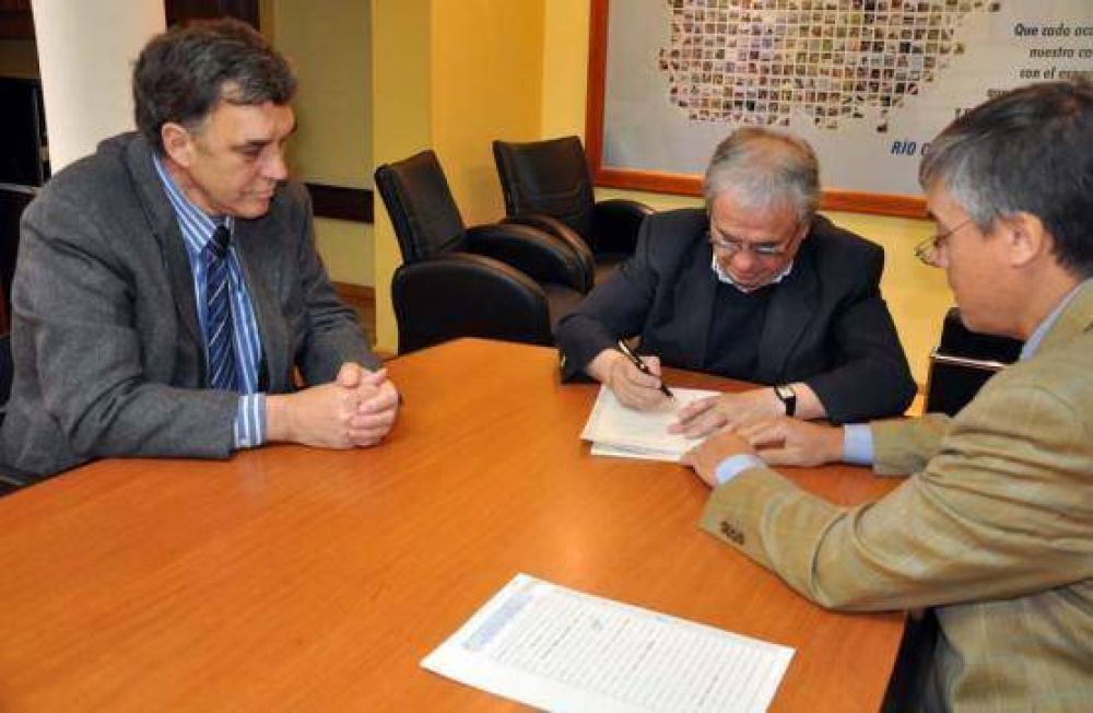 El intendente Cant�n firm� dos nuevos t�tulos de propiedad