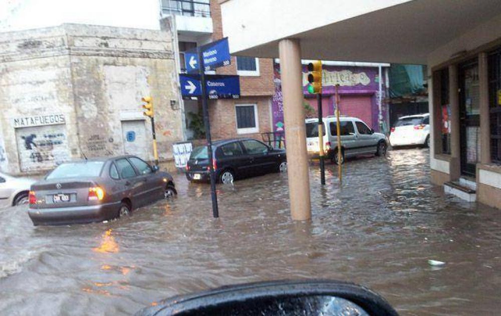 La tormenta caus� anegamiento de calles en C�rdoba Capital