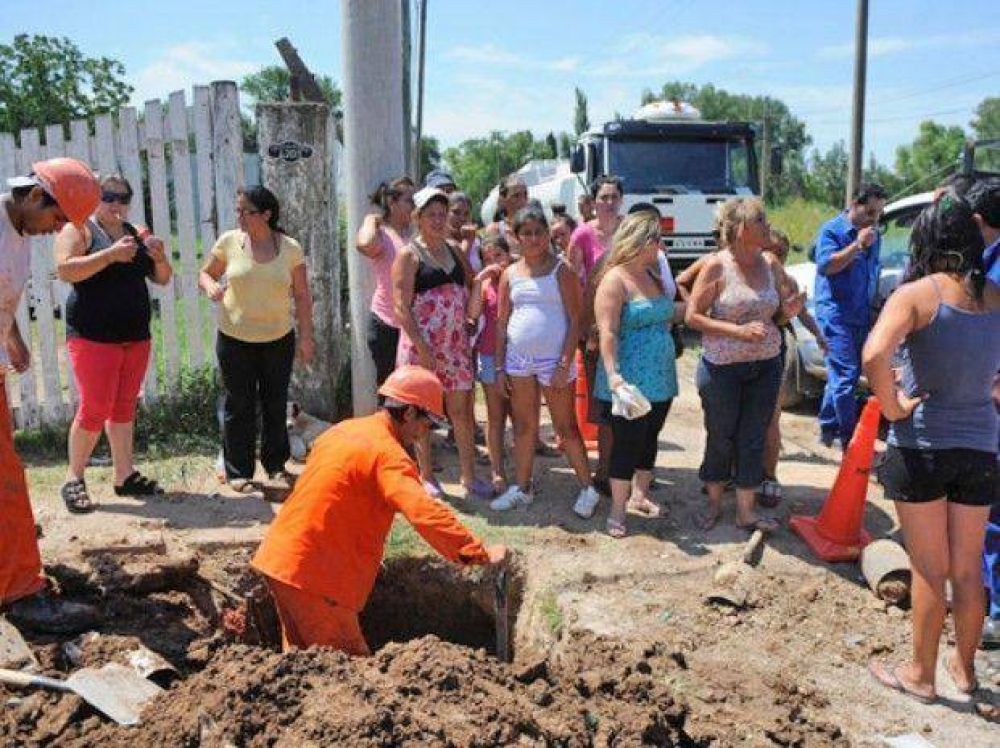 Retuvieron cubas de Assa para reclamar por la falta de agua