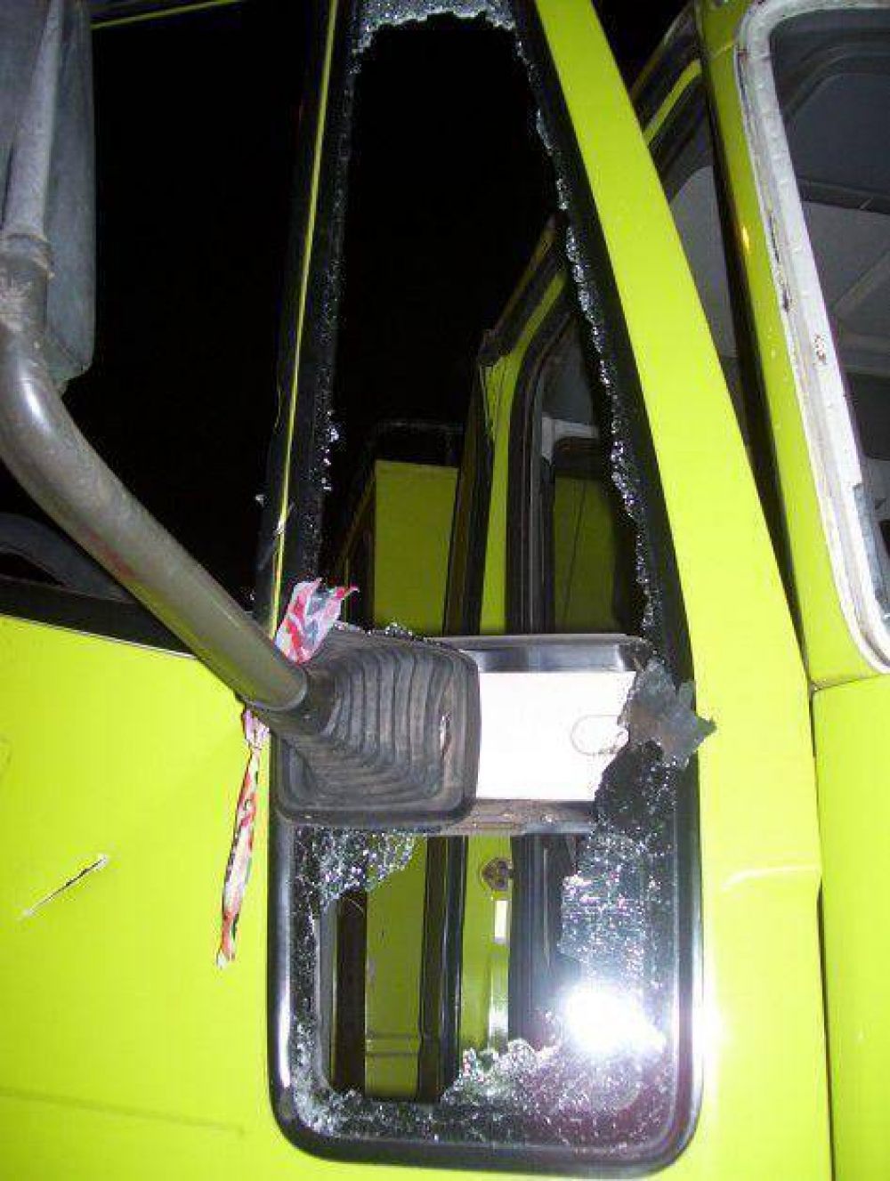Atacan a la polic�a y a los bomberos cuando apagaban el incendio en una casa
