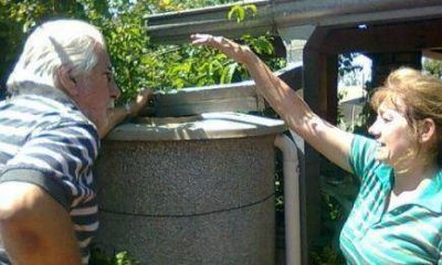 Vecinas de Ober� juntan agua de lluvia para enfrentar la crisis