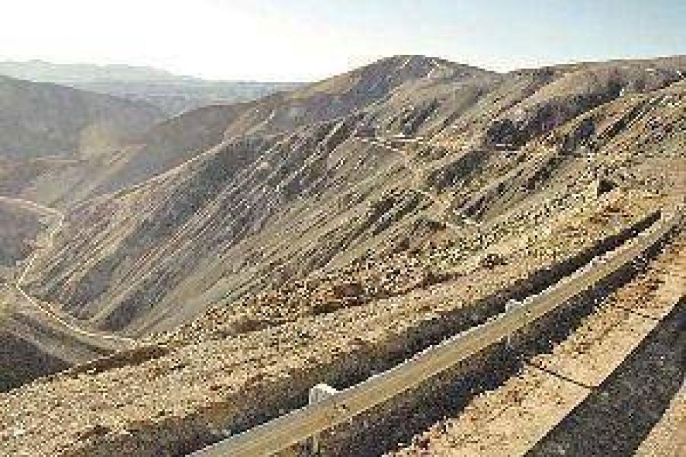 Profesionales santiague�os salvan sus vidas tras caer al vac�o en la cordillera