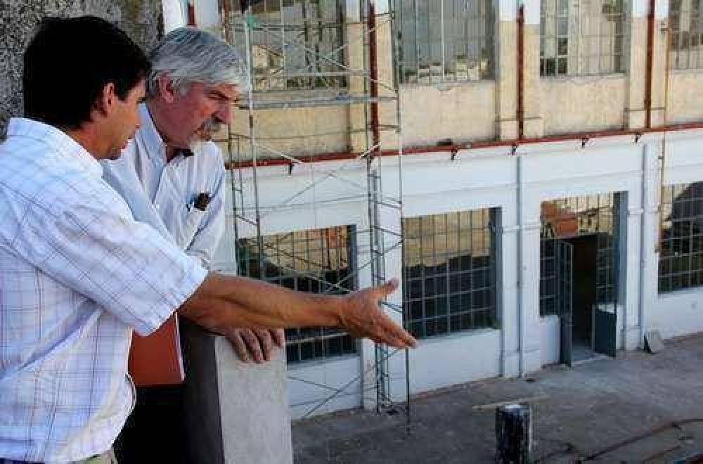 FUNCIONARIOS PROVINCIALES RECORRIERON EL AVANCE DE OBRA EN LA ESCUELA N� 17