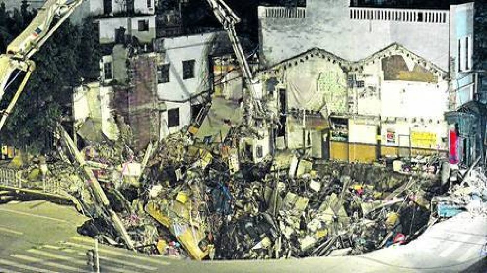 China: un enorme agujero se trag� varios edificios
